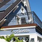 Apfelbluete *